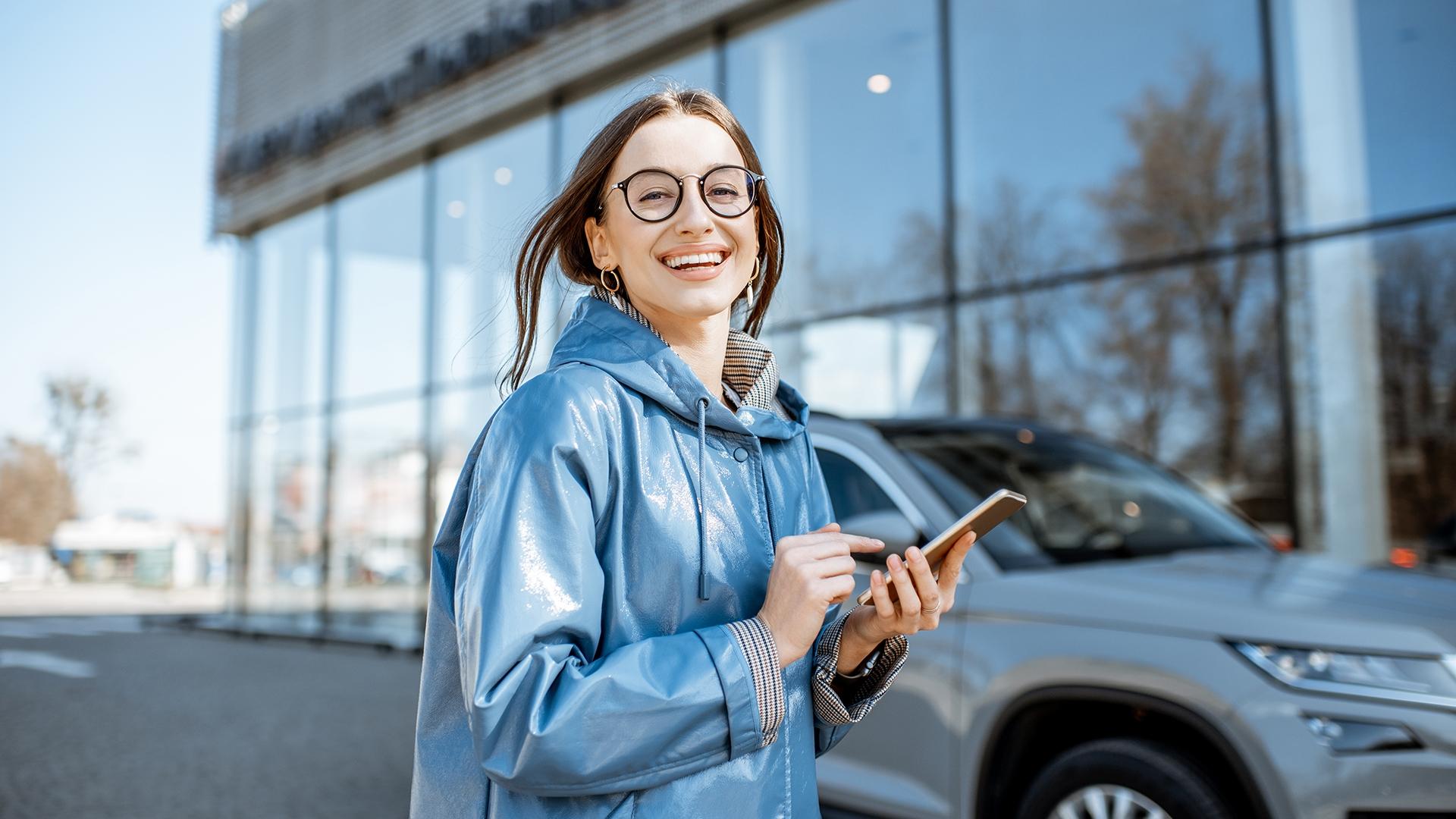 1920x1080-question-assurances-femme-cellulaire-auto.jpg