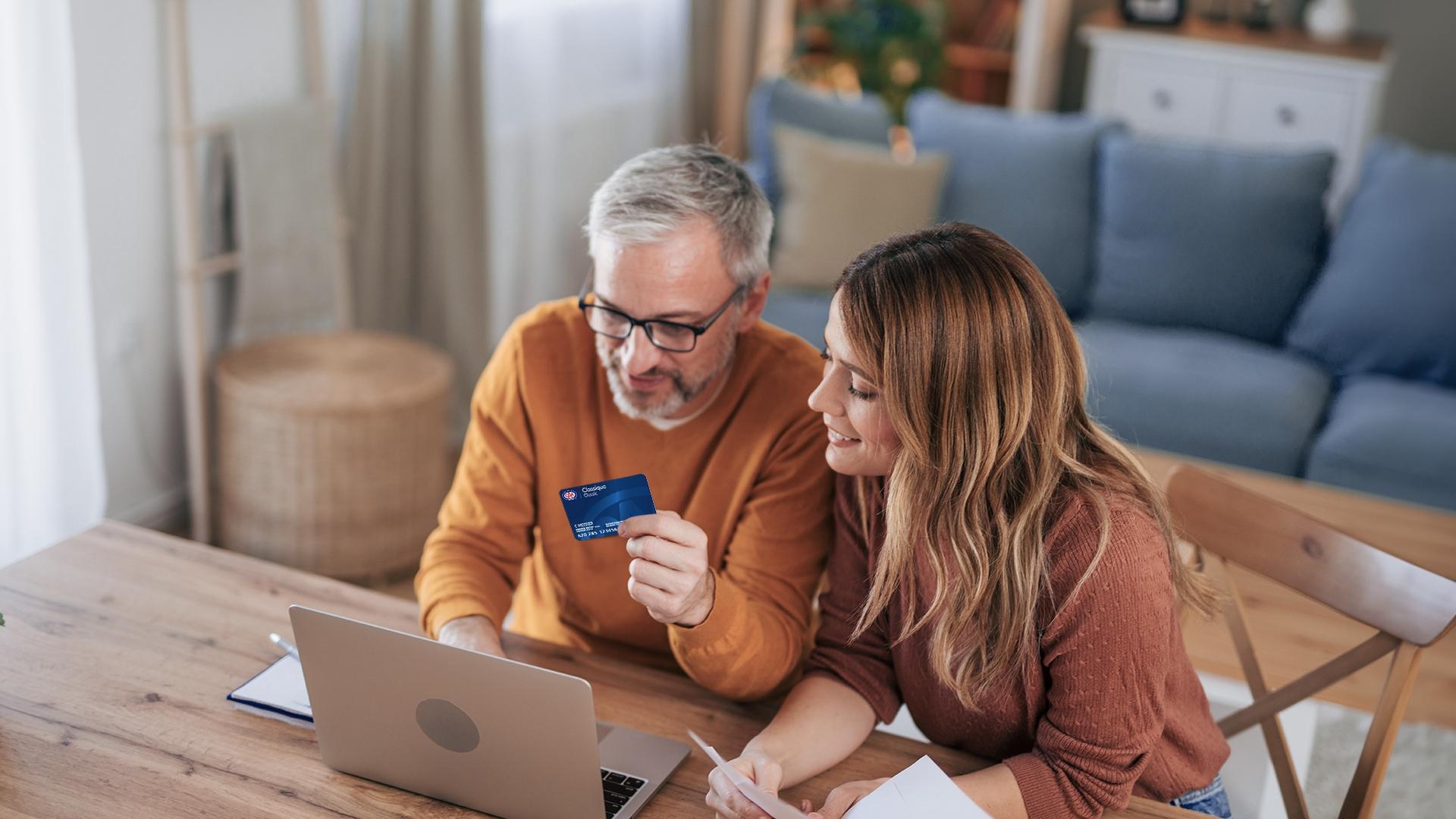 1920x1080-Espace-connecte-couple-carte-en-main-laptop.jpg