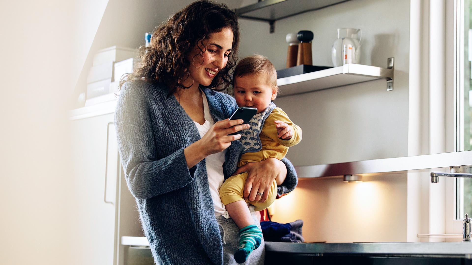 1920x1080_assurance_vie_maman-enfant-cellulaire_4.jpg