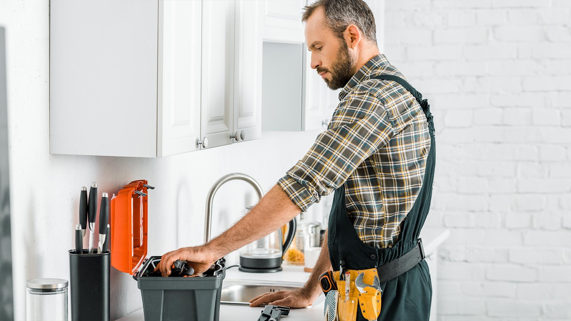 1920x1080_homme-plombier_maison_1.jpg