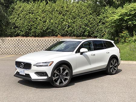 2020-Volvo-V60-CC_01.jpg