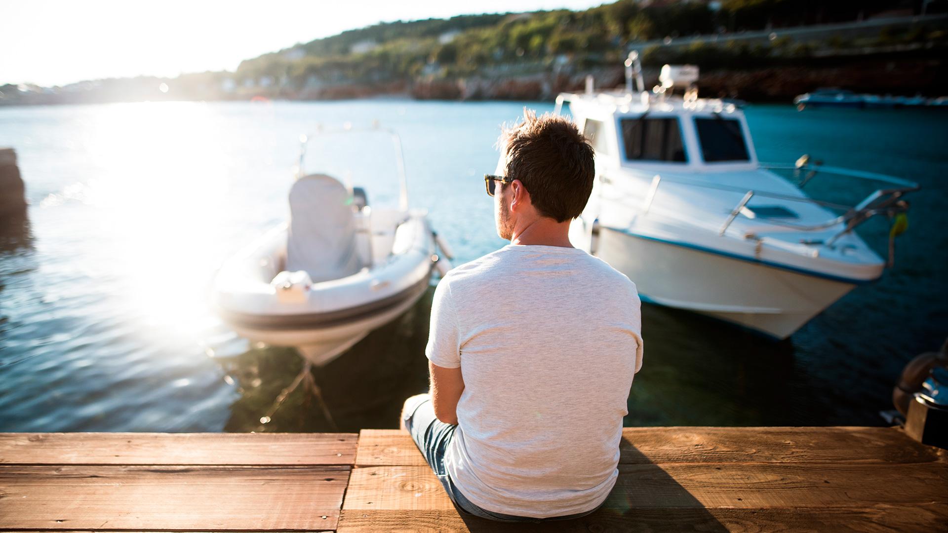 1920x1080_assurance_vie_quotidienne_homme_quai_bateau_1.jpg