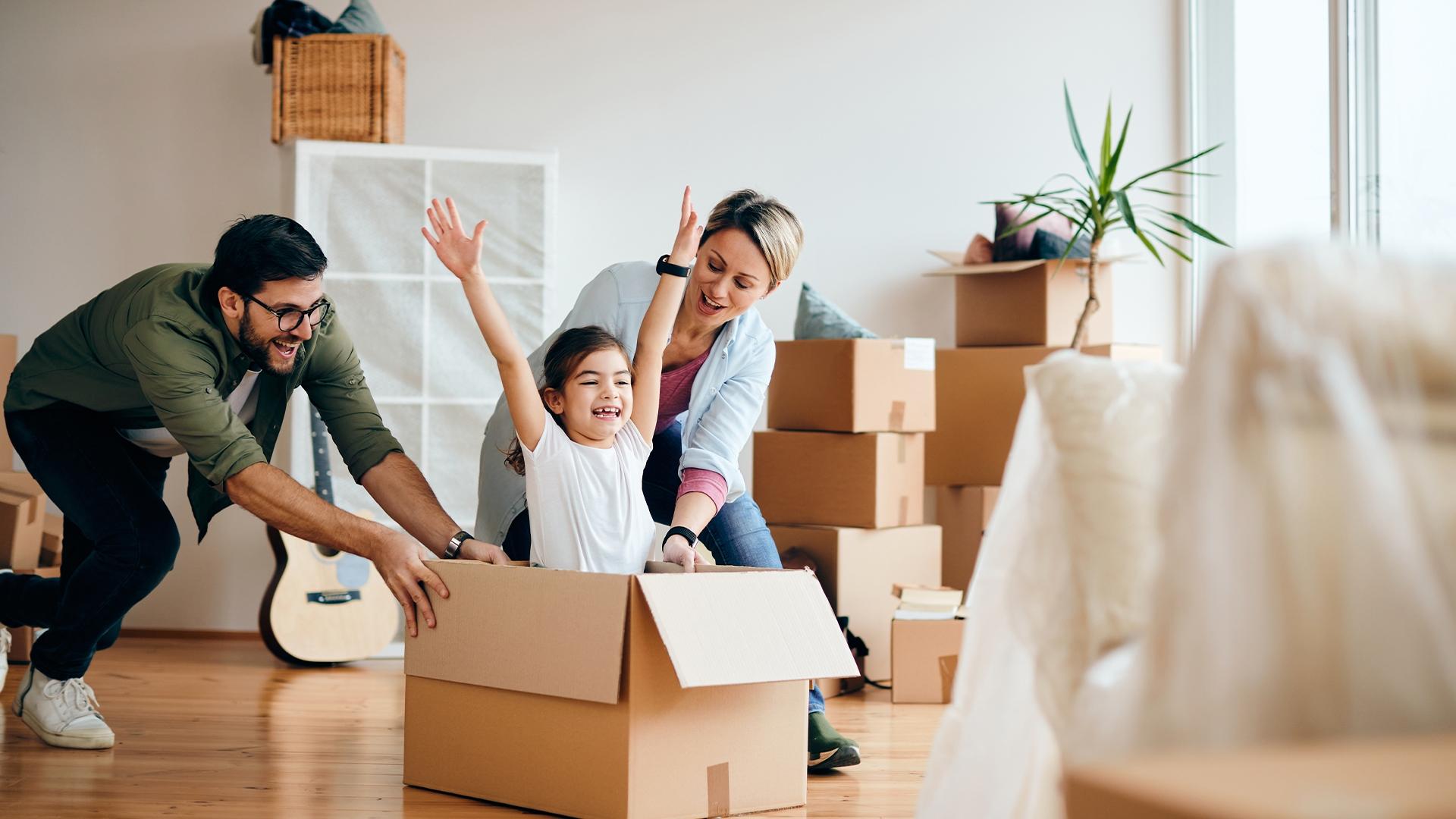 1920x1080_famille-heureuse-demenagement-maison_1.jpg