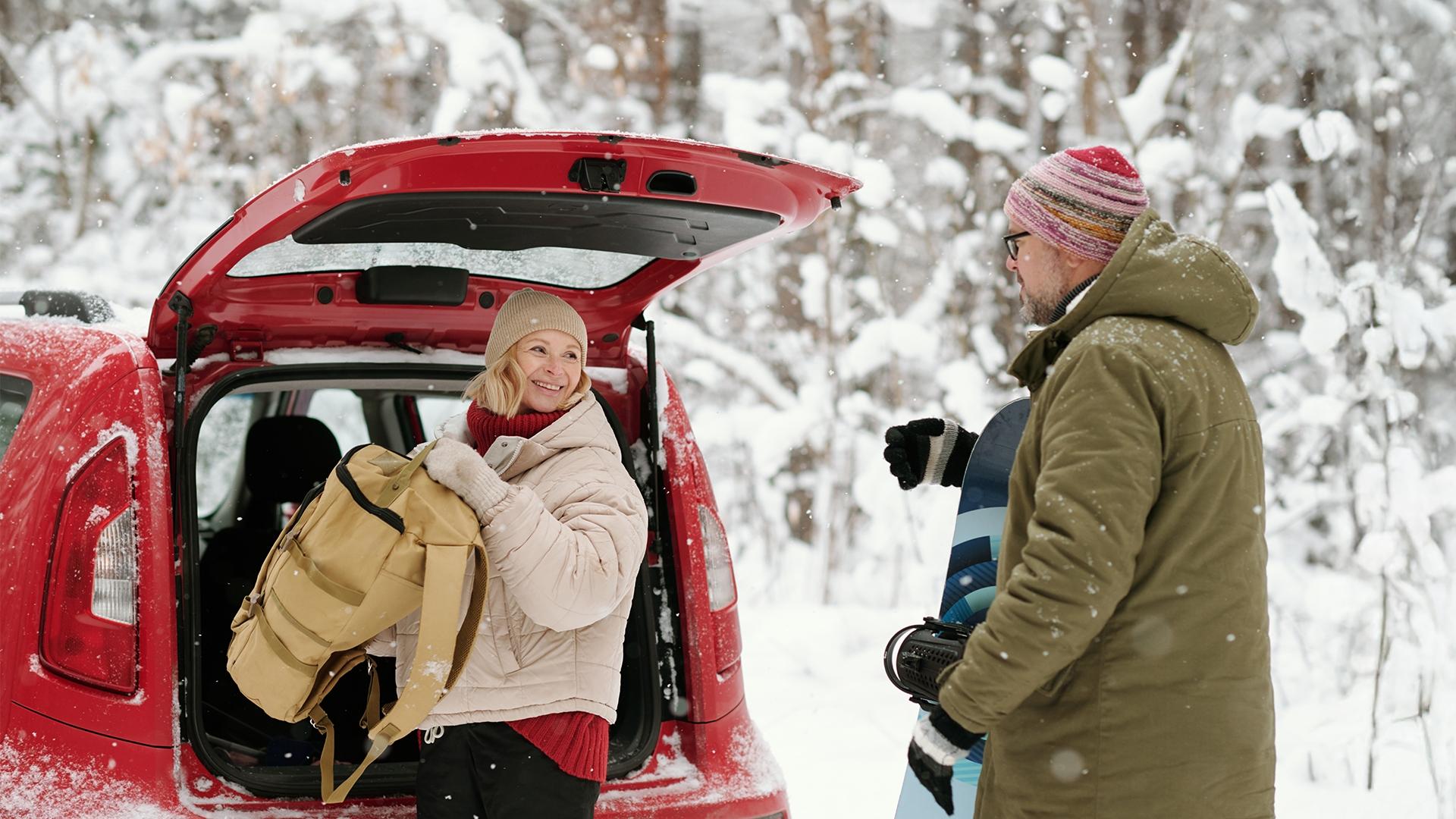 1920x1080_homme-femme-voiture-randonnee-Hiver.jpg