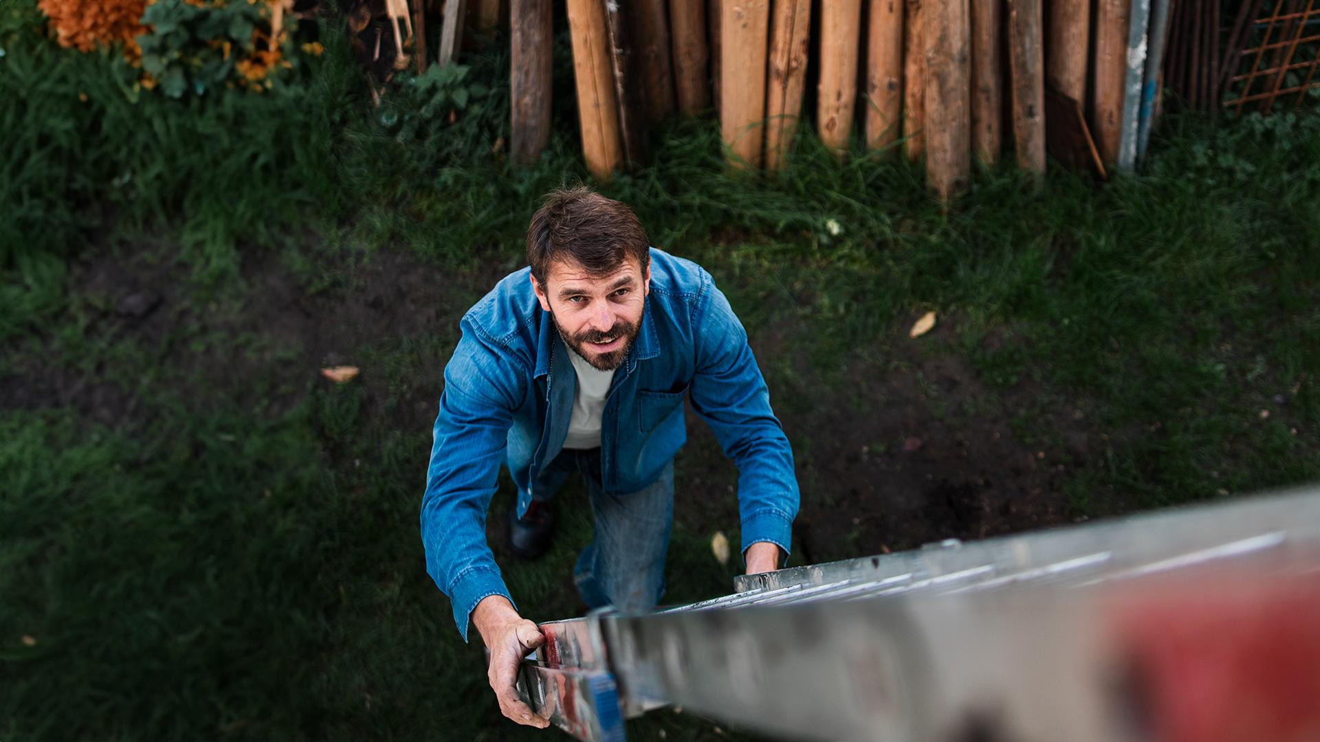 1920x1080_assurance_vie_quotidienne_homme_entretien_maison_2.jpg